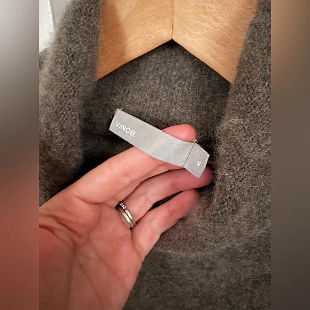 Vince 100% cashmere turtleneck sweater - Picture 2 of 5